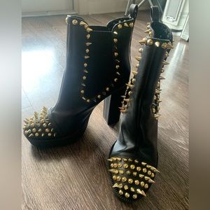 Cape robin spiked boots